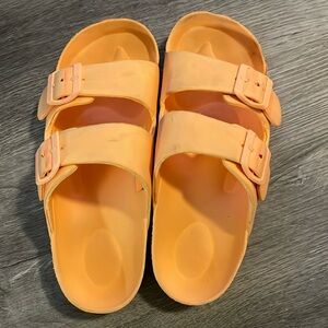 Women’s Size 8 shoes good used condition !🌼🌼🌼 🍑$20